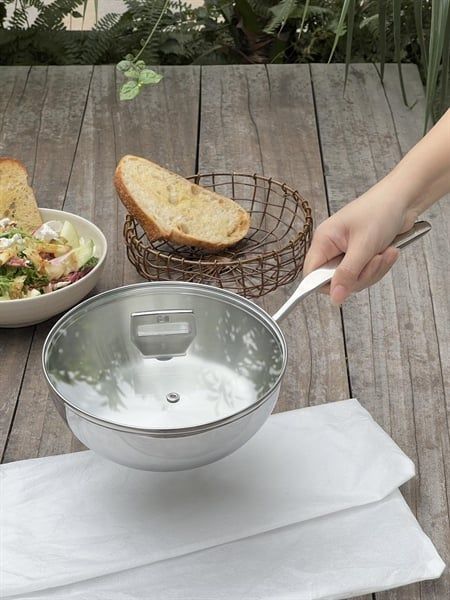 CHẢO INOX NGUYÊN KHỐI SÂU LÒNG TAY CẦM DÀI 5 LỚP CÓ NẮP KÍNH