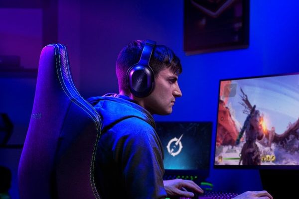 Tai nghe có dây có khung choàng đầu kết hợp không dây Razer Barracuda Pro