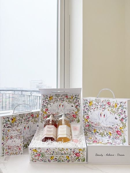 Hộp quà thiên nga 1 sữa tắm hoa cúc + sữa tắm hoa hồng + Kem tay