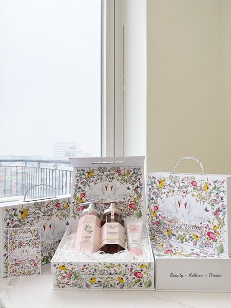 Hộp quà thiên nga 1 sữa tắm hoa trà + sữa tắm hoa hồng + Kem tay