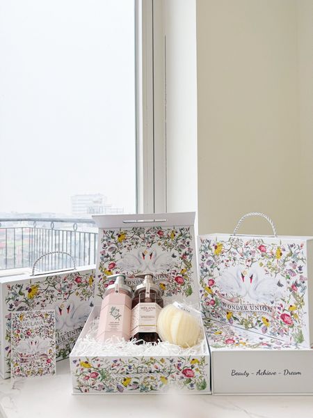 Hộp quà thiên nga 1 sữa tắm hoa hồng + sữa tắm hoa trà + Bông tắm