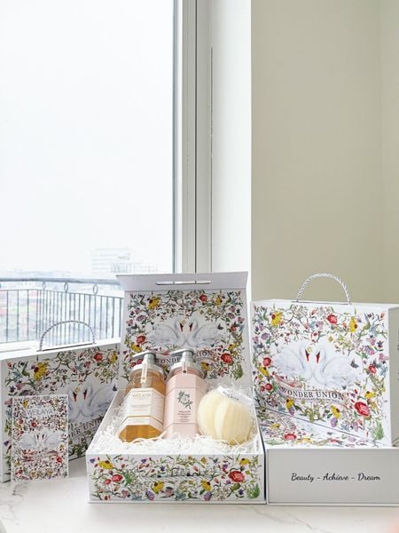 Hộp quà thiên nga 1 sữa tắm hoa cúc + sữa tắm hoa trà + Bông tắm