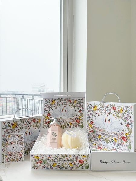 Hộp quà thiên nga 1 sữa tắm hoa trà + Bông tắm