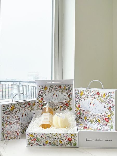 Hộp quà thiên nga 1 sữa tắm hoa cúc + Bông tắm