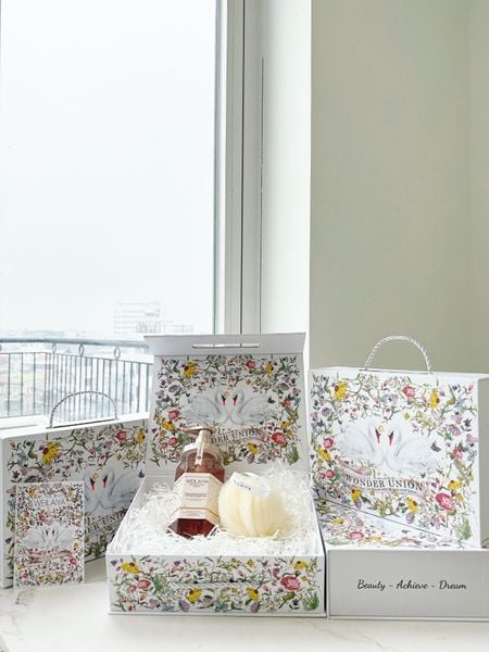 Hộp quà thiên nga 1 sữa tắm hoa hồng damask + Bông tắm