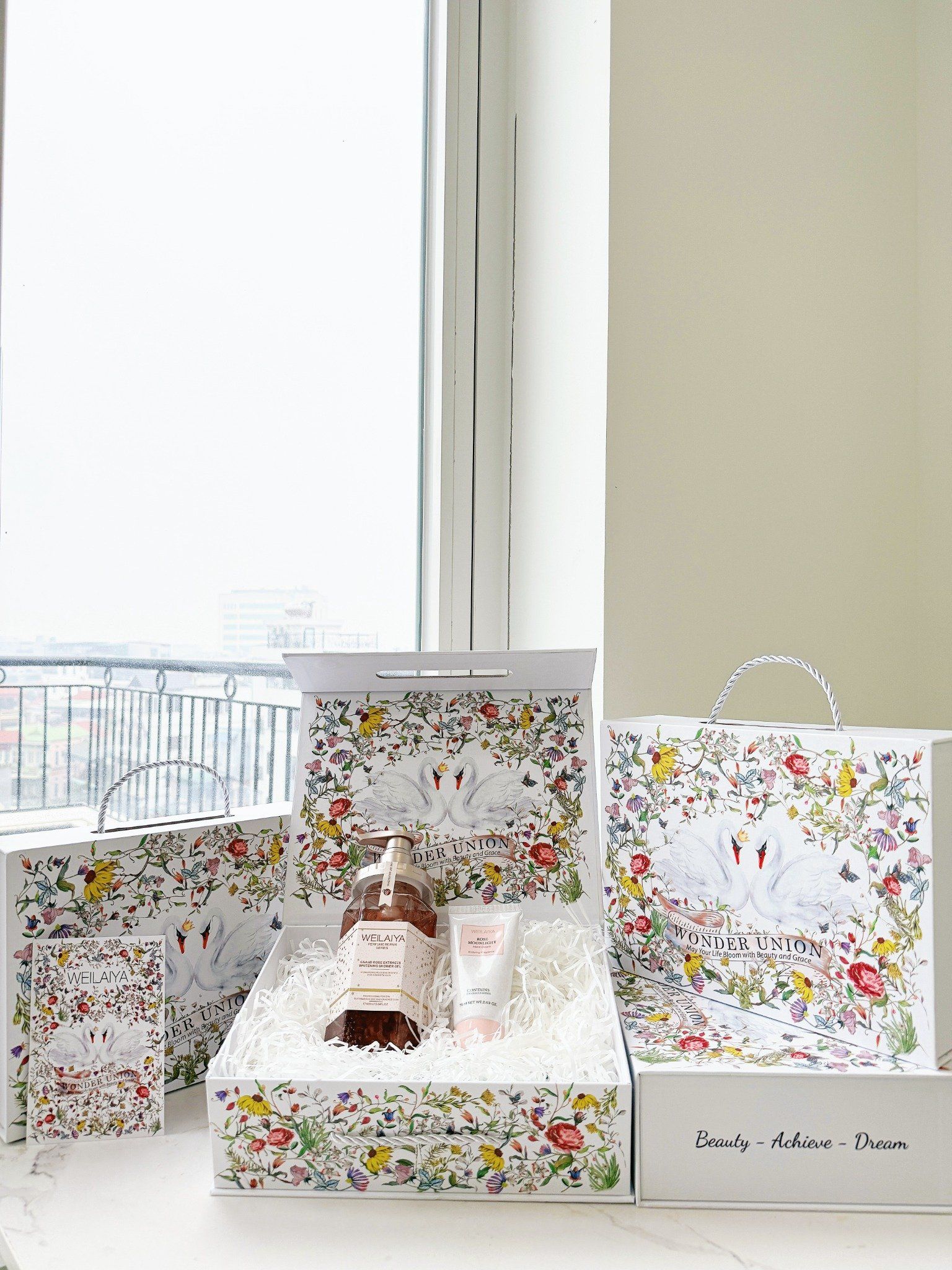  Hộp quà thiên nga 1 sữa tắm hoa hồng damask + Kem tay 