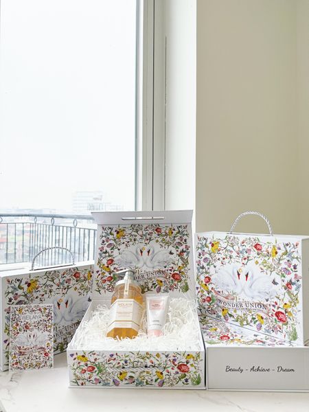 Hộp quà thiên nga 1 sữa tắm hoa cúc + Kem body