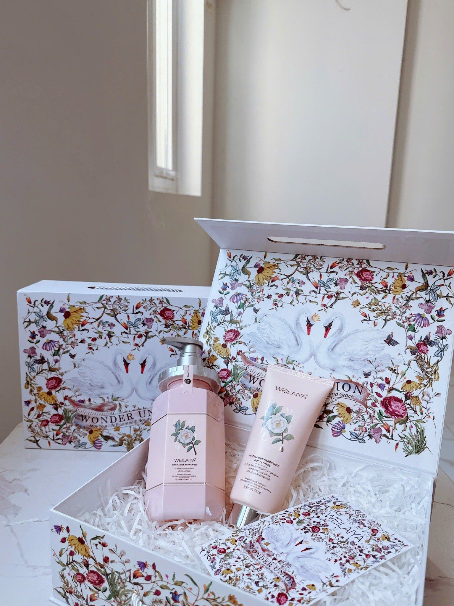  Hộp quà thiên nga 1 sữa tắm hoa trà + Body lotion 