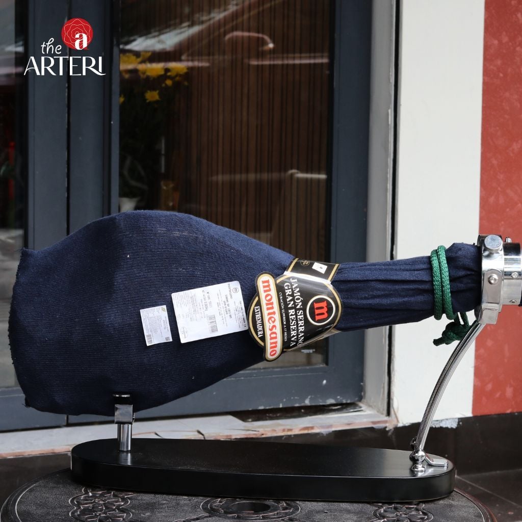 Đùi Sau Heo Trắng Muối  Serrano 16 Tháng Có Xương Montesano