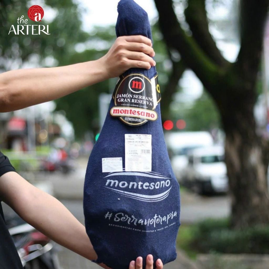 Đùi Sau Heo Trắng Muối  Serrano 16 Tháng Có Xương Montesano