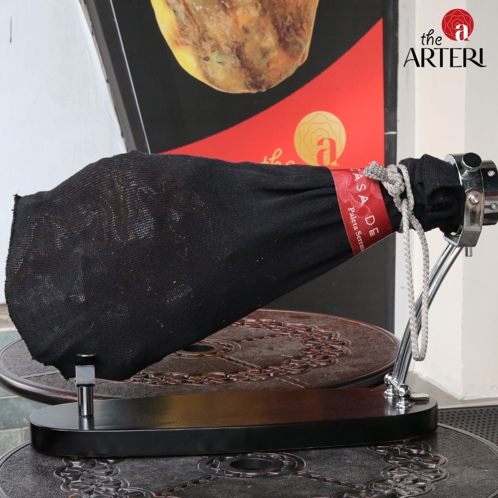 Đùi Trước Heo Trắng Muối Serrano Brotherfood 6 Tháng Có Xương