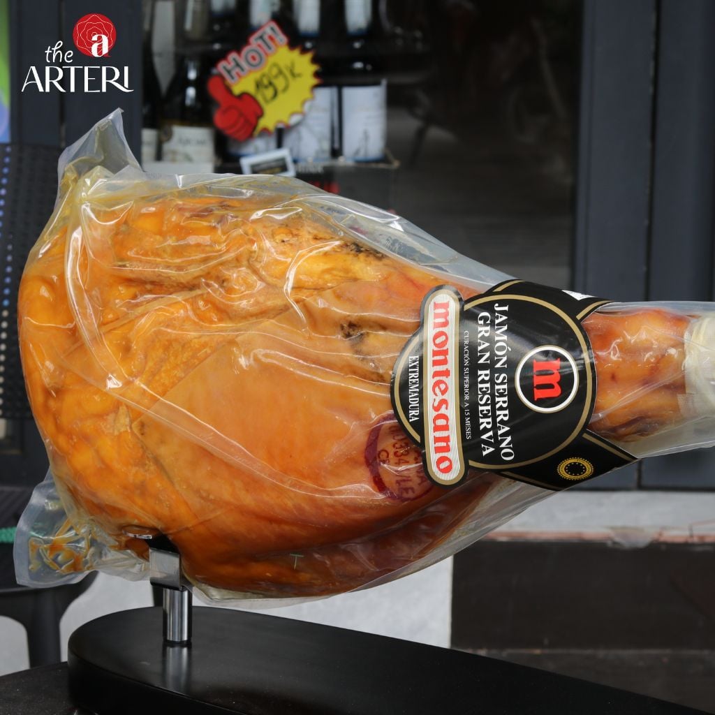 Đùi Sau Heo Trắng Muối  Serrano 16 Tháng Có Xương Montesano