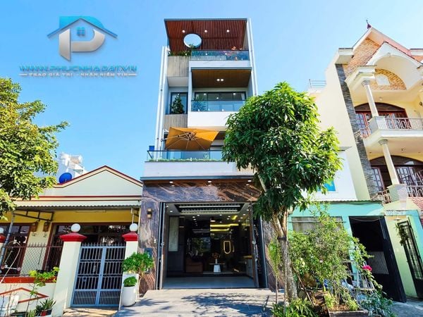 Bán Nhà Phố Quận 7 Có Thang Máy Cạnh Công Viên Xanh Mát