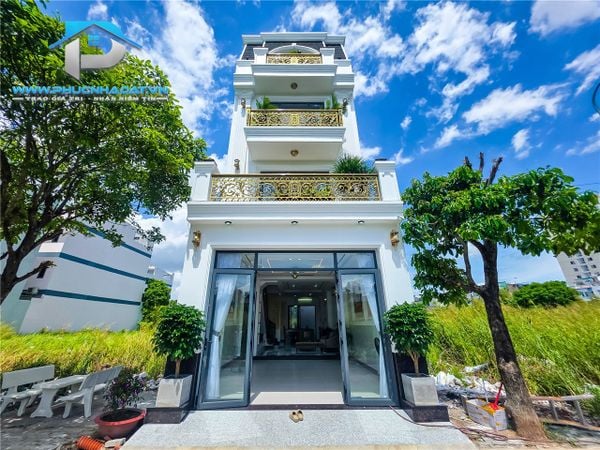 Phải Thật Nhanh Để Không Phải Đến Sau Nhà Phố Cổ Điển Luxury Nhà Bè