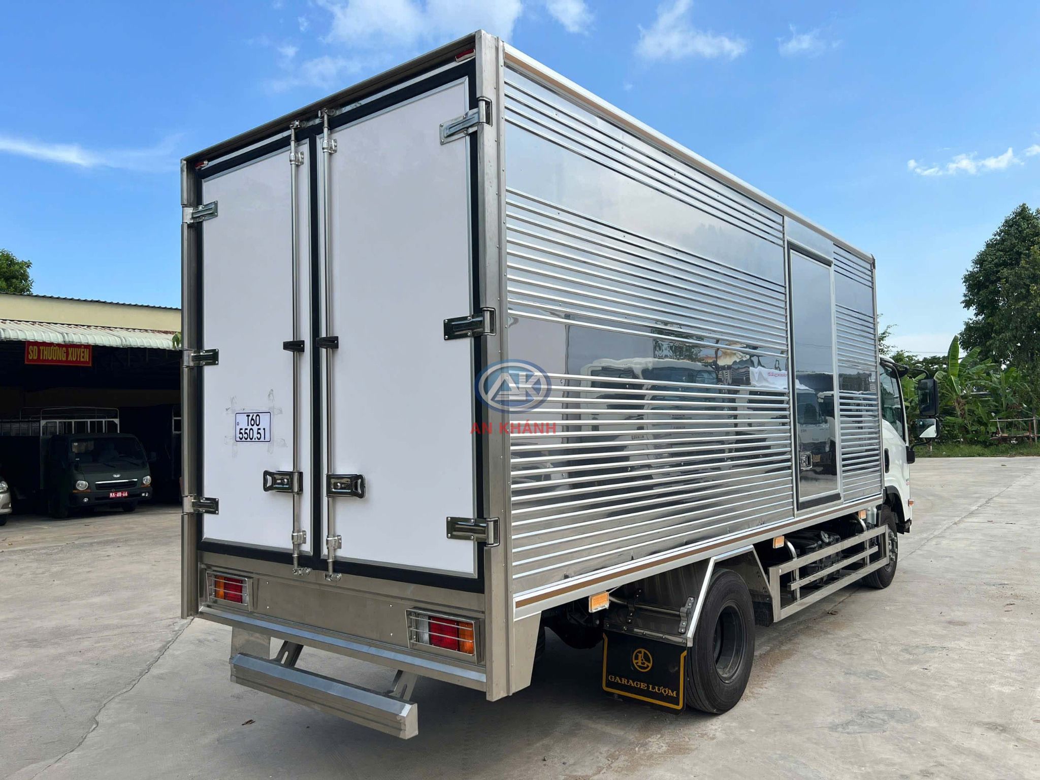  Isuzu NPR 400 Euro 5 Thùng Kín Vách Đúc Garage Lượm 