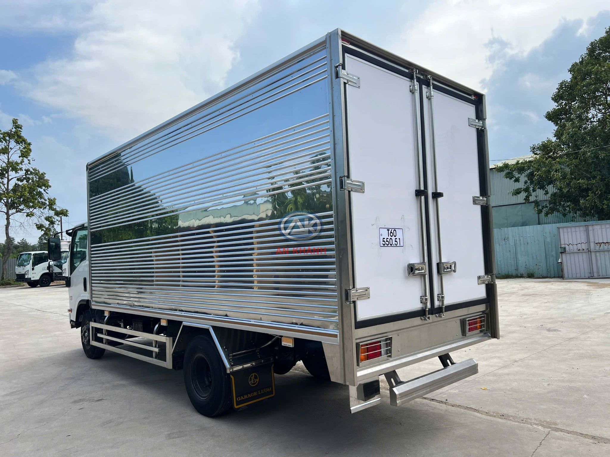  Isuzu NPR 400 Euro 5 Thùng Kín Vách Đúc Garage Lượm 