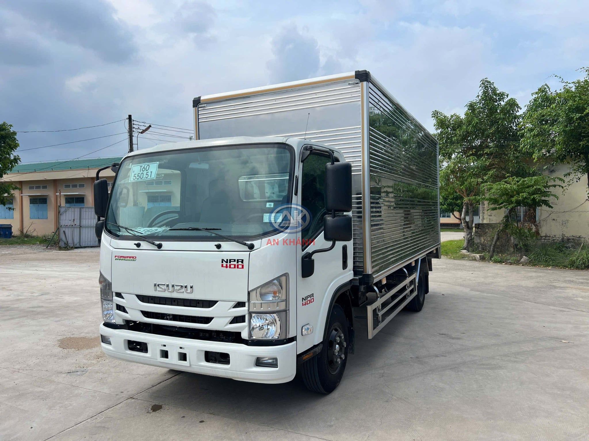  Isuzu NPR 400 Euro 5 Thùng Kín Vách Đúc Garage Lượm 