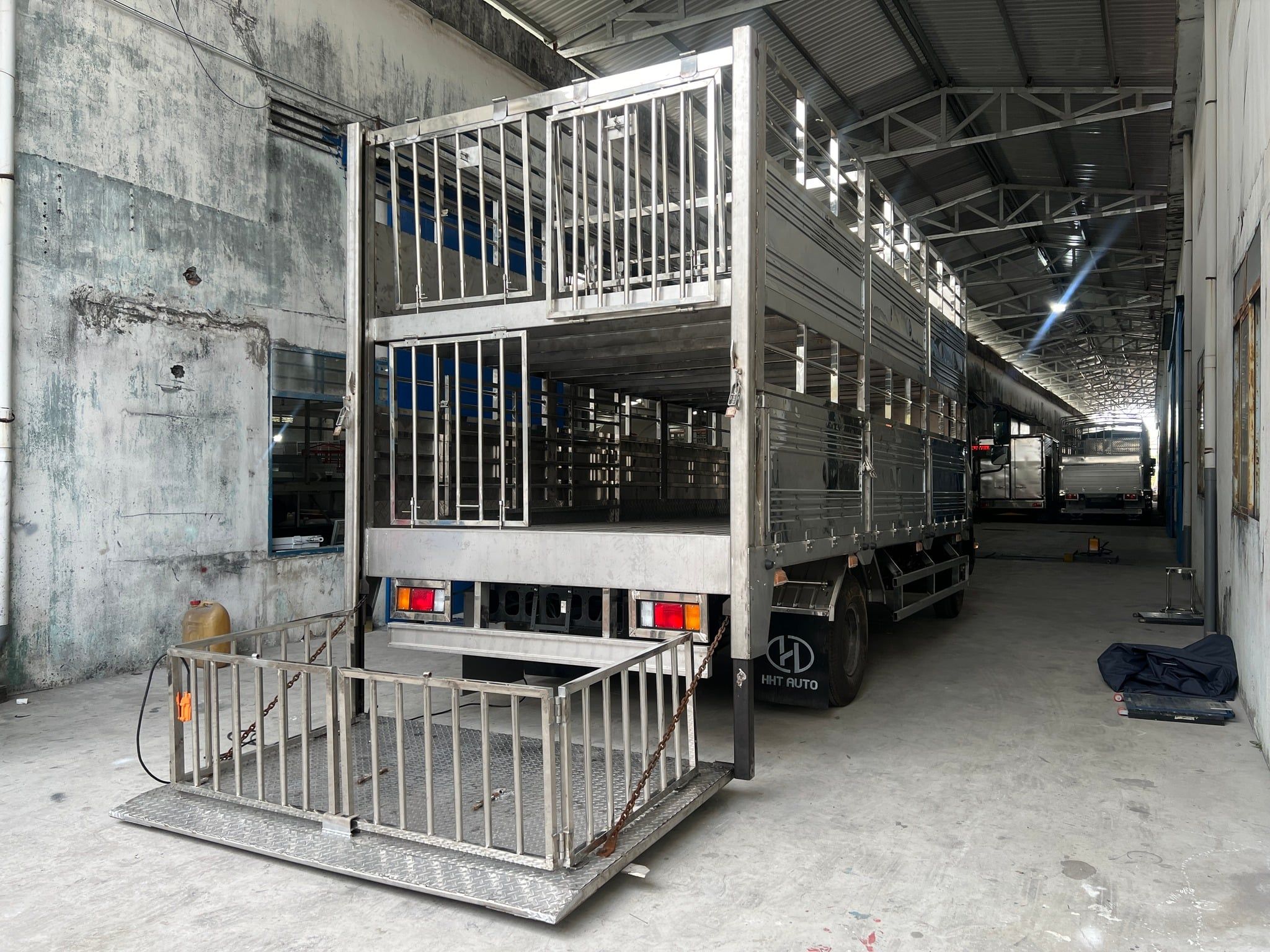  Isuzu FRR 650 Xe Chở Heo (Gia Súc) 