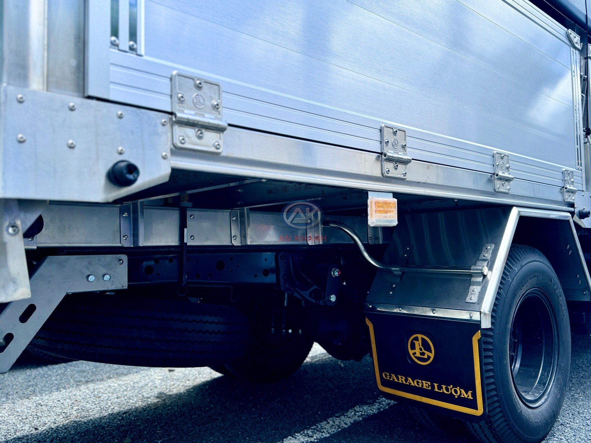  Isuzu QKR 270 Thùng Mui Bạt Bửng Nhôm Tải Trọng 2.7 Tấn 