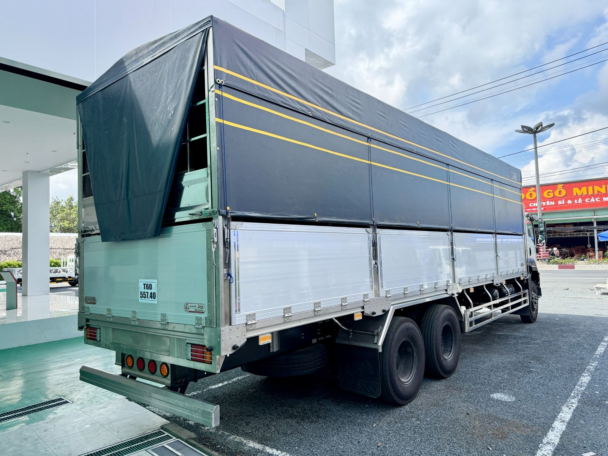  Xe tải Isuzu FVM 1500 15 tấn thùng Garage Lượm cao 2m5 