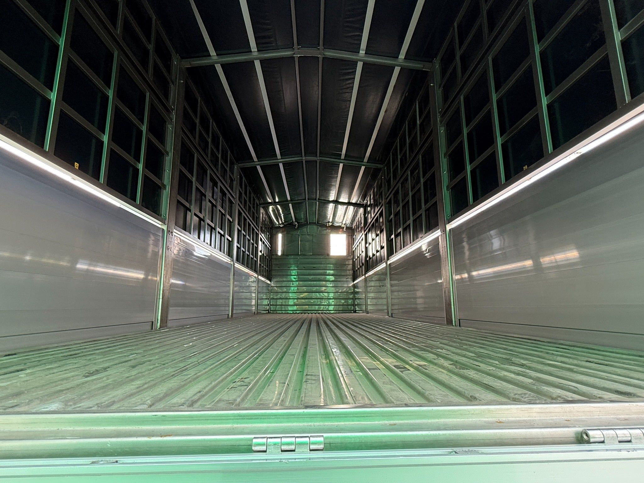  Xe tải Isuzu FVM 1500 15 tấn thùng Garage Lượm cao 2m5 