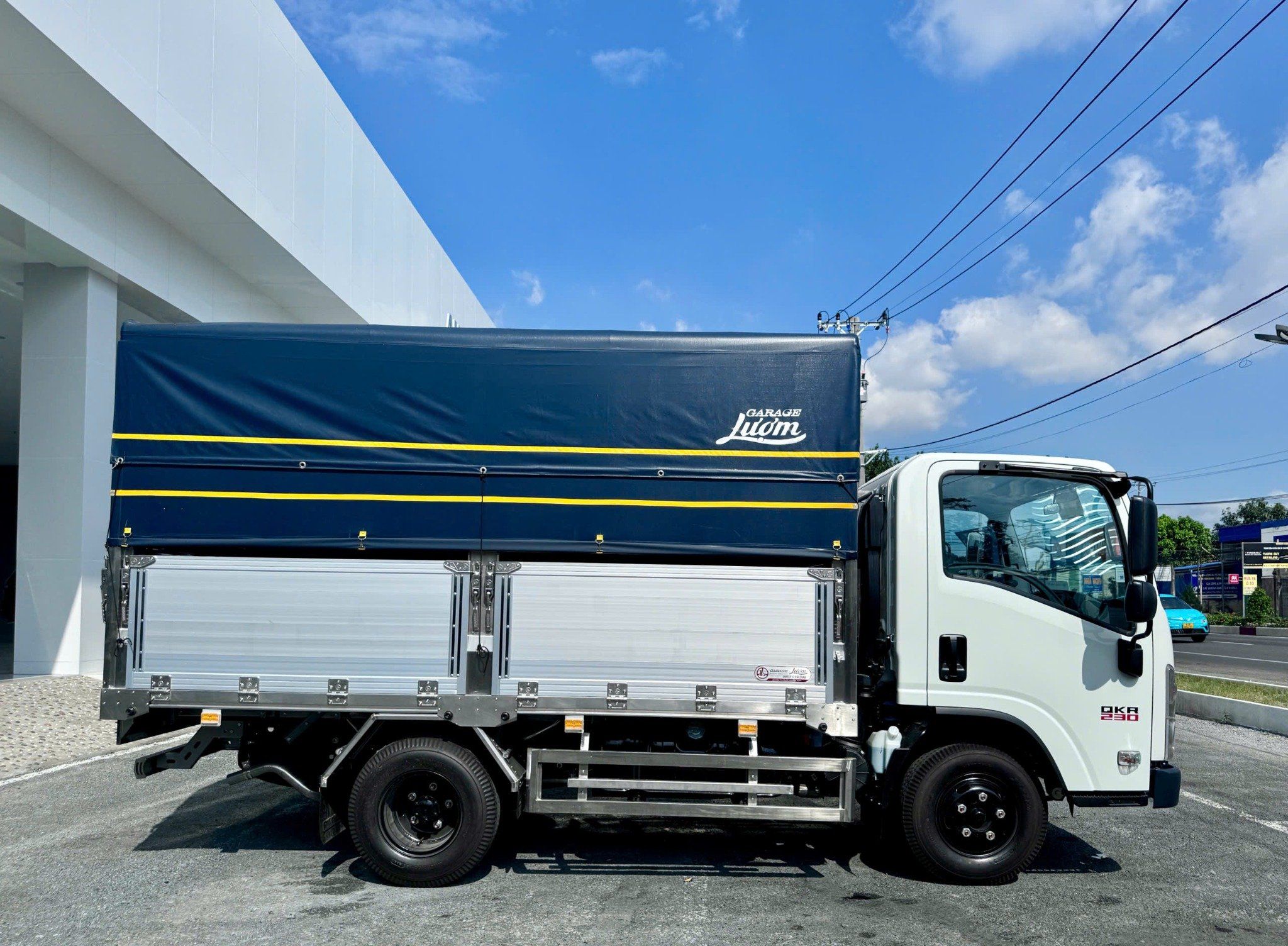  Isuzu QKR 230 Thùng Mui Bạt Bửng Nhôm Tải Trọng 2.2 Tấn 