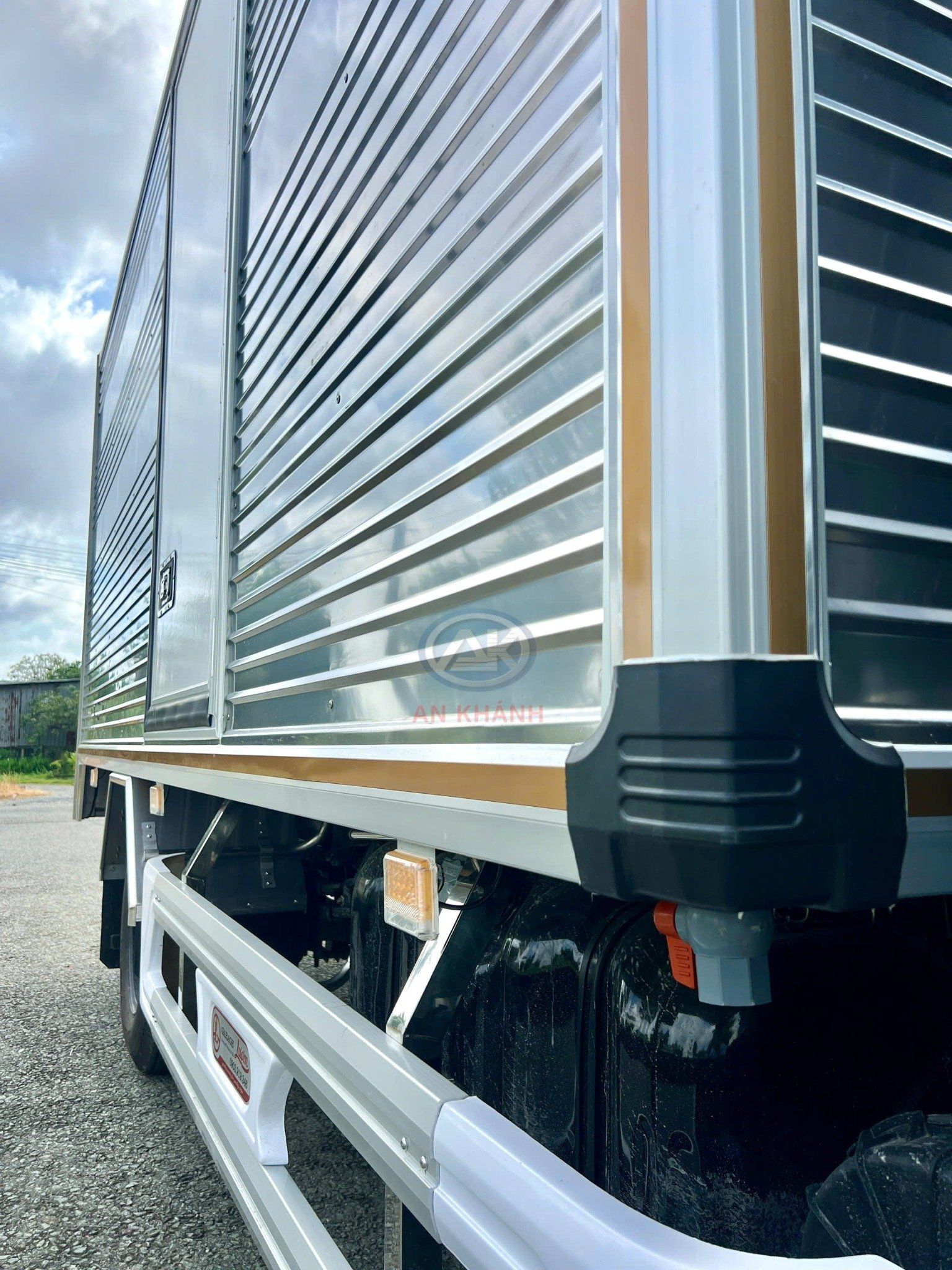  Isuzu QKR 270 Euro 5 Thùng Kín Vách Đúc Garage Lượm 