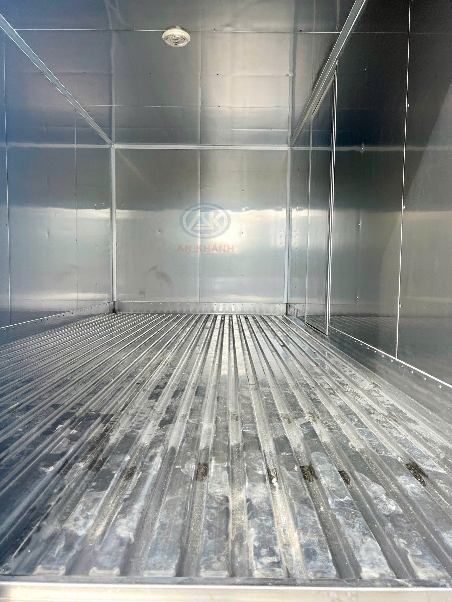  Isuzu QKR 270 Euro 5 Thùng Kín Vách Đúc Garage Lượm 