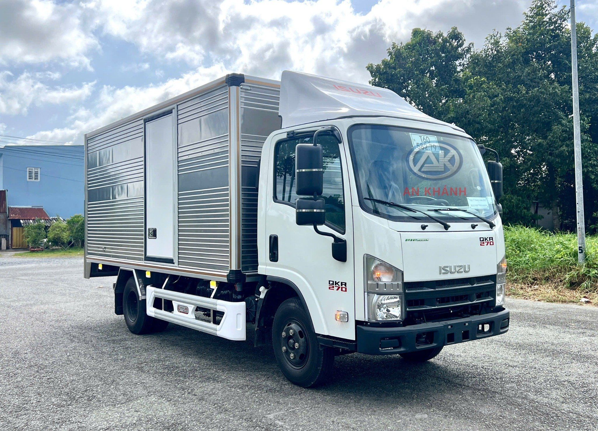  Isuzu QKR 270 Euro 5 Thùng Kín Vách Đúc Garage Lượm 