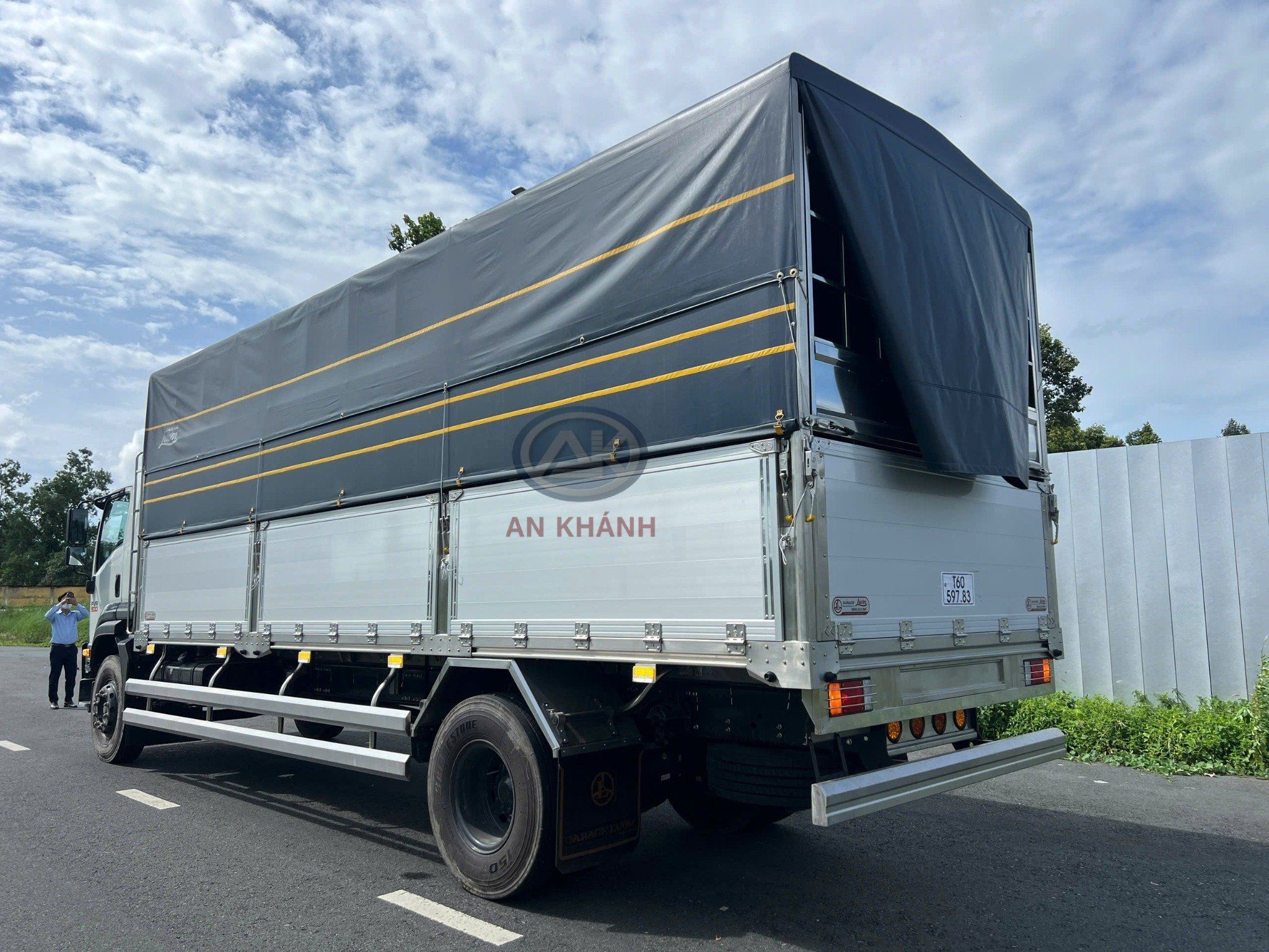  Xe tải Isuzu FVR 900 8.6 Tấn Thùng Dài 7m4 Garage Lượm cao 2m5 