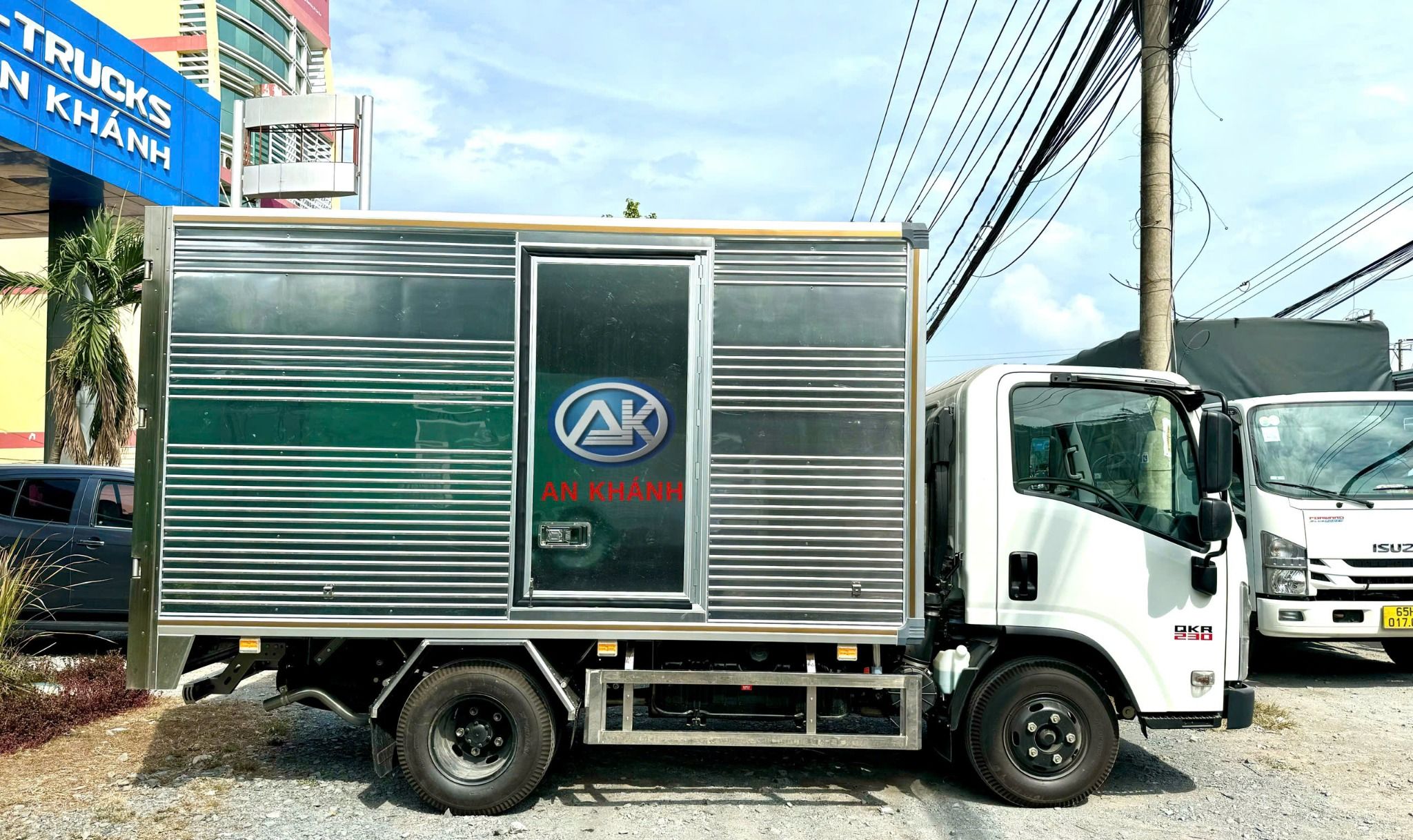  Isuzu QKR 230 Euro 5 Thùng Kín Vách Đúc Garage Lượm 