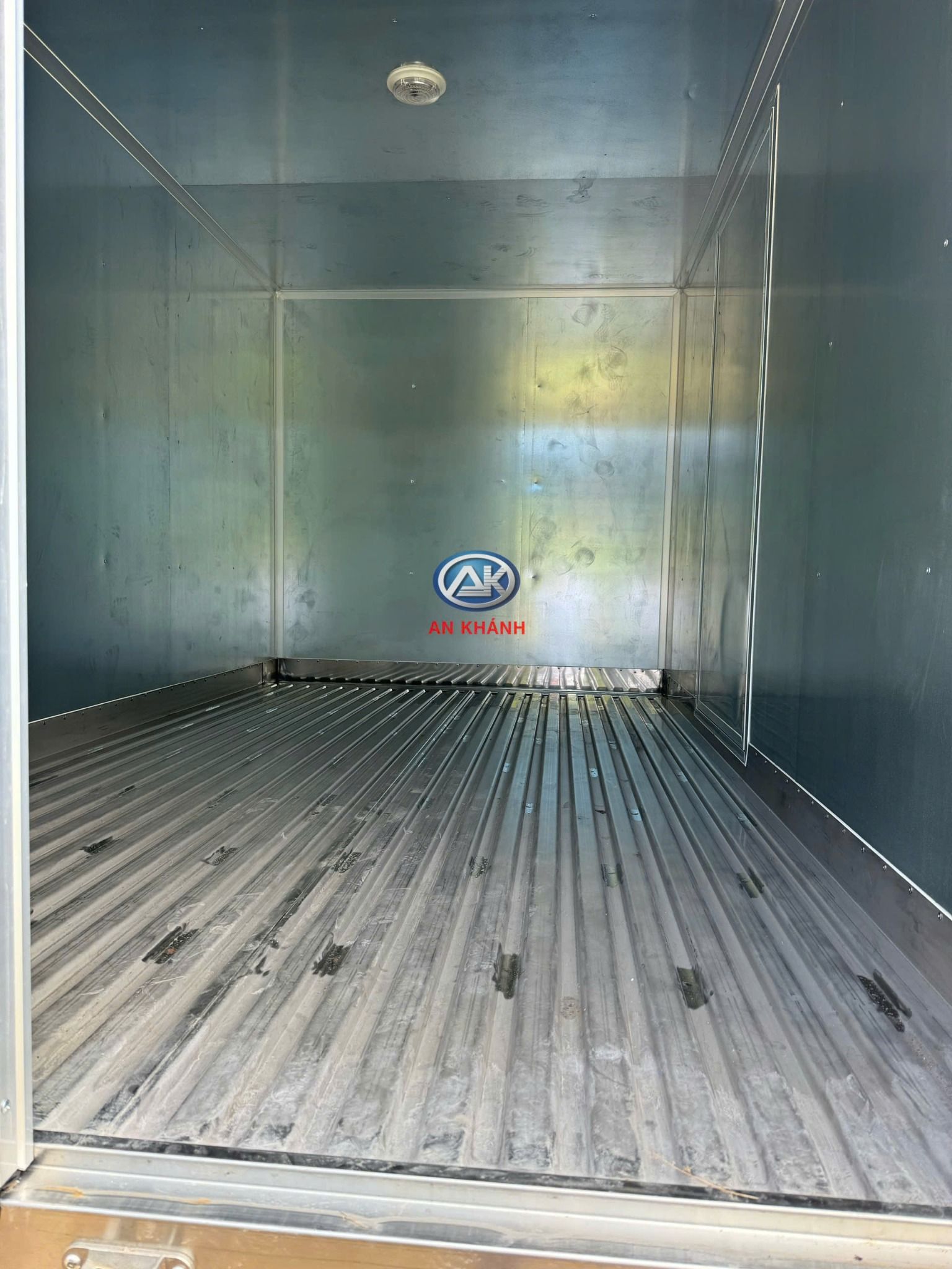  Isuzu QKR 230 Euro 5 Thùng Kín Vách Đúc Garage Lượm 