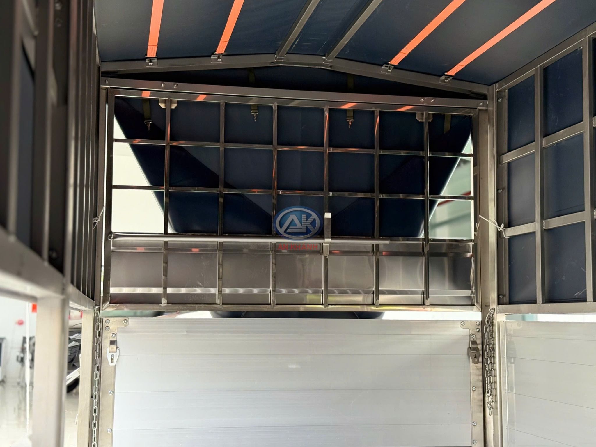  Isuzu QKR 210 Thùng Mui Bạt Bửng Nhôm Tải Trọng 2.2 Tấn 