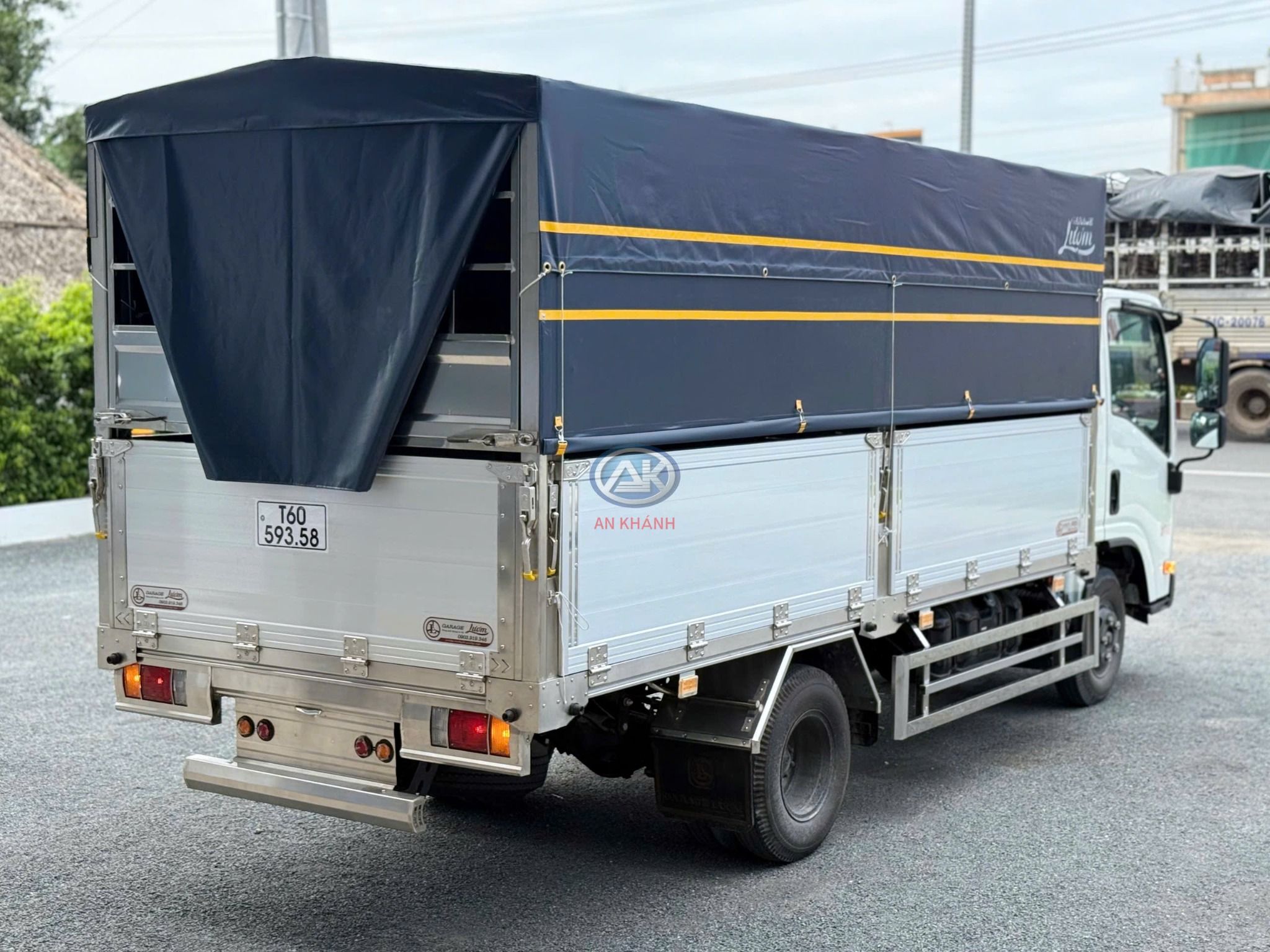 Isuzu QKR 210 Thùng Mui Bạt Bửng Nhôm Tải Trọng 2.2 Tấn 
