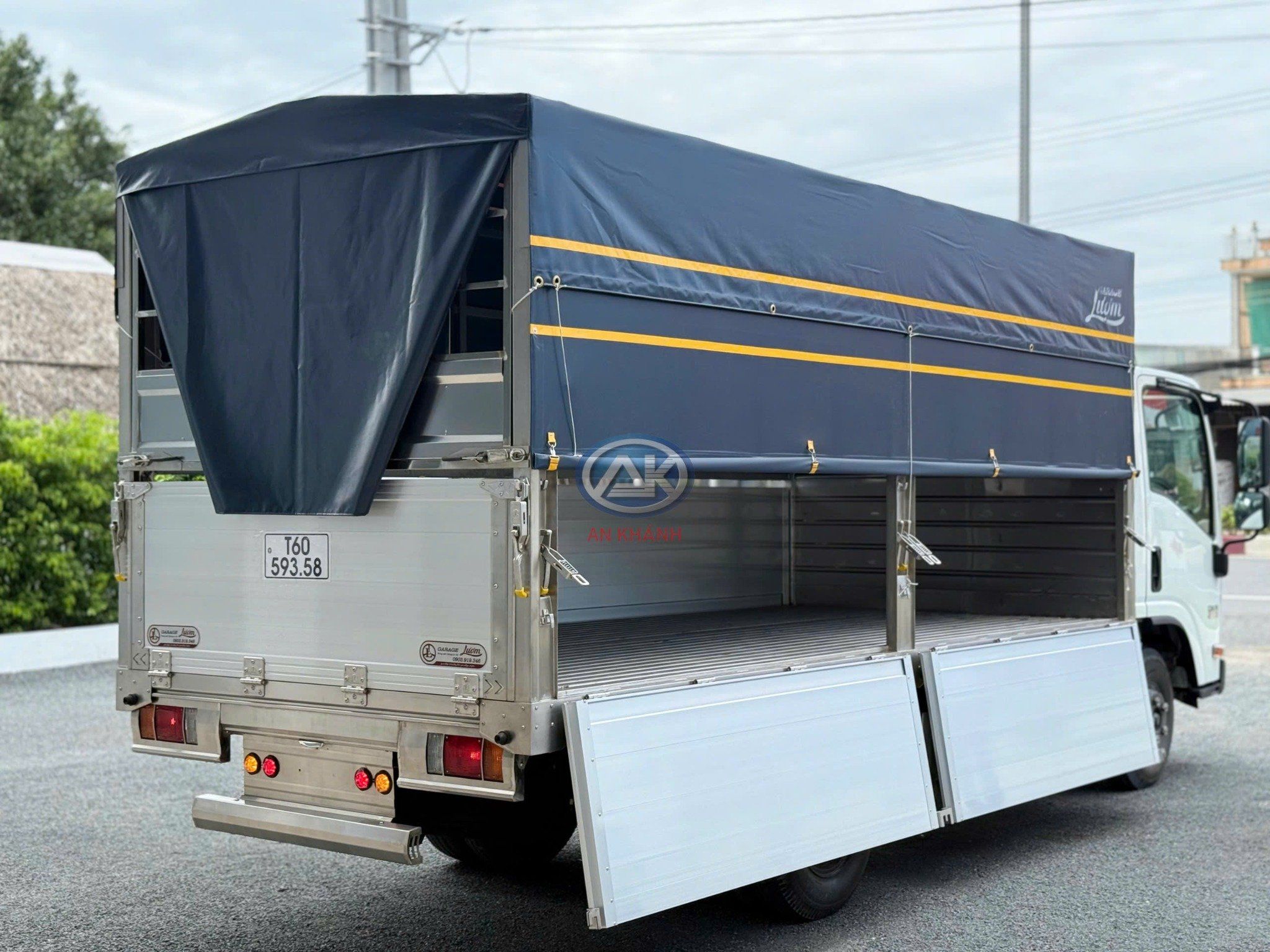  Isuzu QKR 210 Thùng Mui Bạt Bửng Nhôm Tải Trọng 2.2 Tấn 