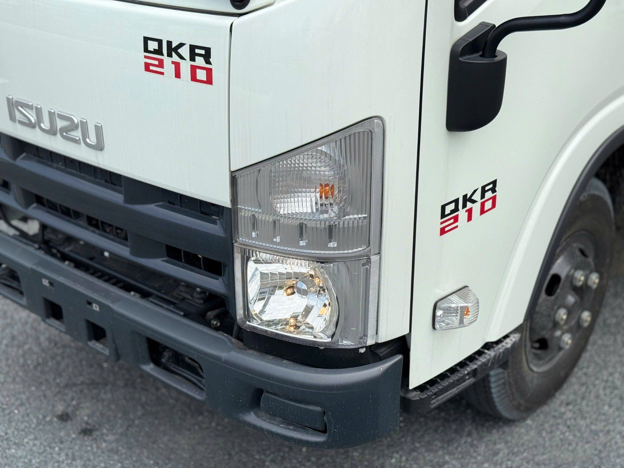  Isuzu QKR 210 Thùng Mui Bạt Bửng Nhôm Tải Trọng 2.2 Tấn 