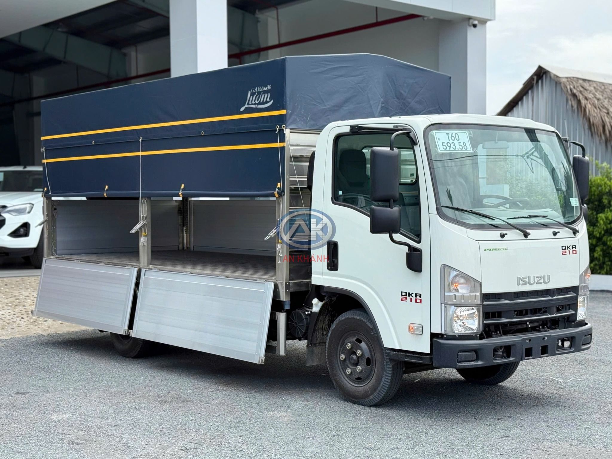  Isuzu QKR 210 Thùng Mui Bạt Bửng Nhôm Tải Trọng 2.2 Tấn 