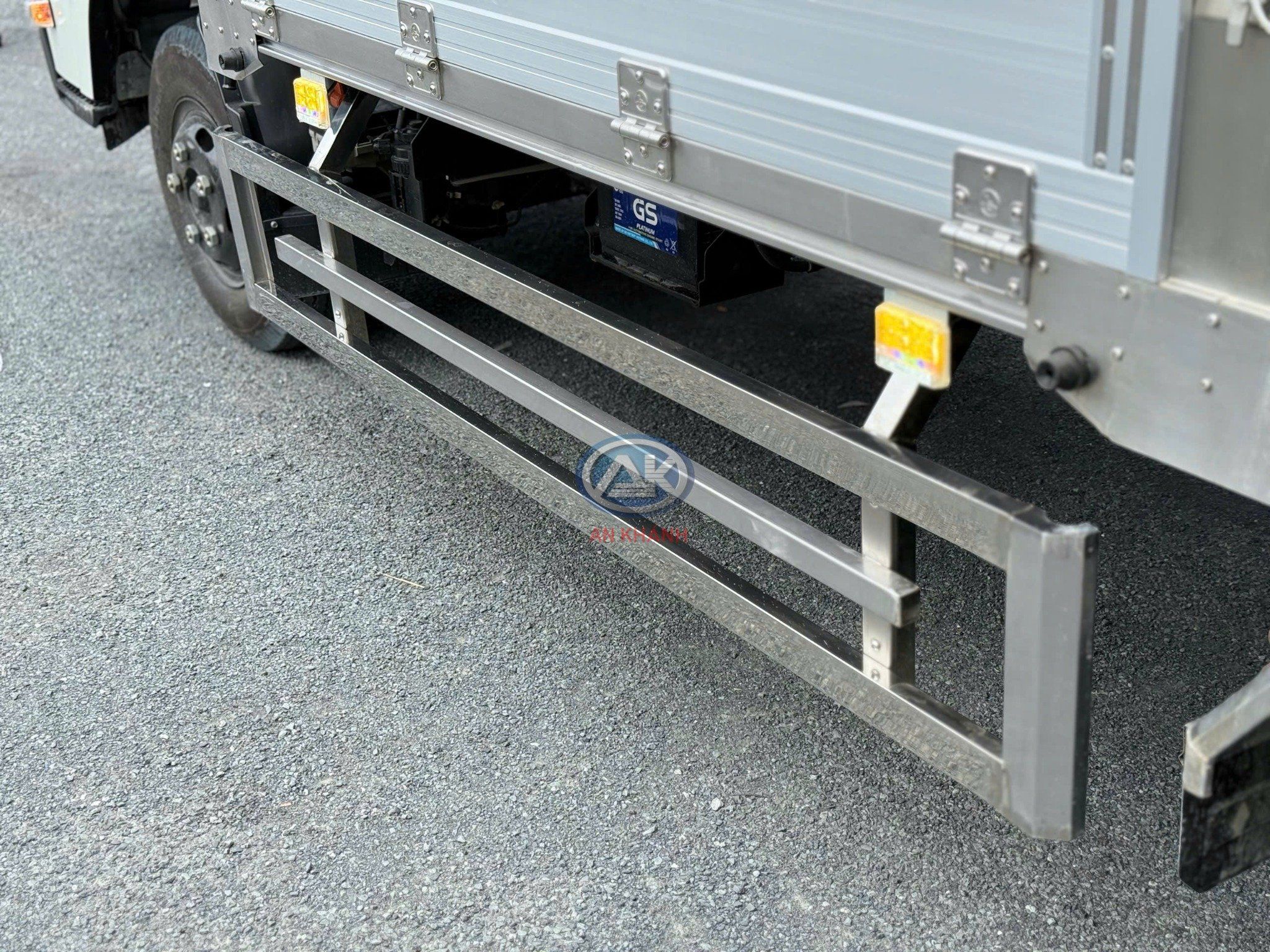  Isuzu QKR 210 Thùng Mui Bạt Bửng Nhôm Tải Trọng 2.2 Tấn 