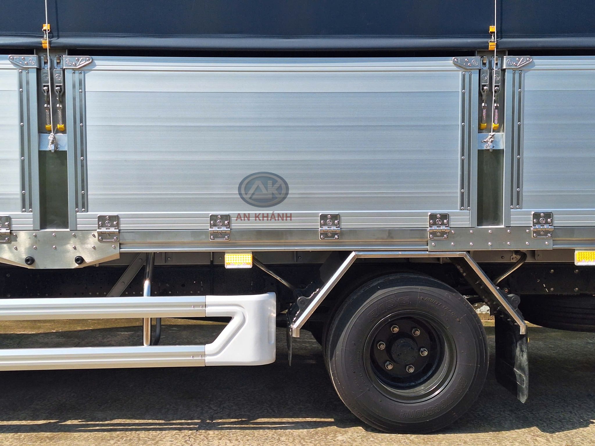  Isuzu NPR 400 Thùng Bạt Bửng Nhôm Garage Lượm Dài 6m2 