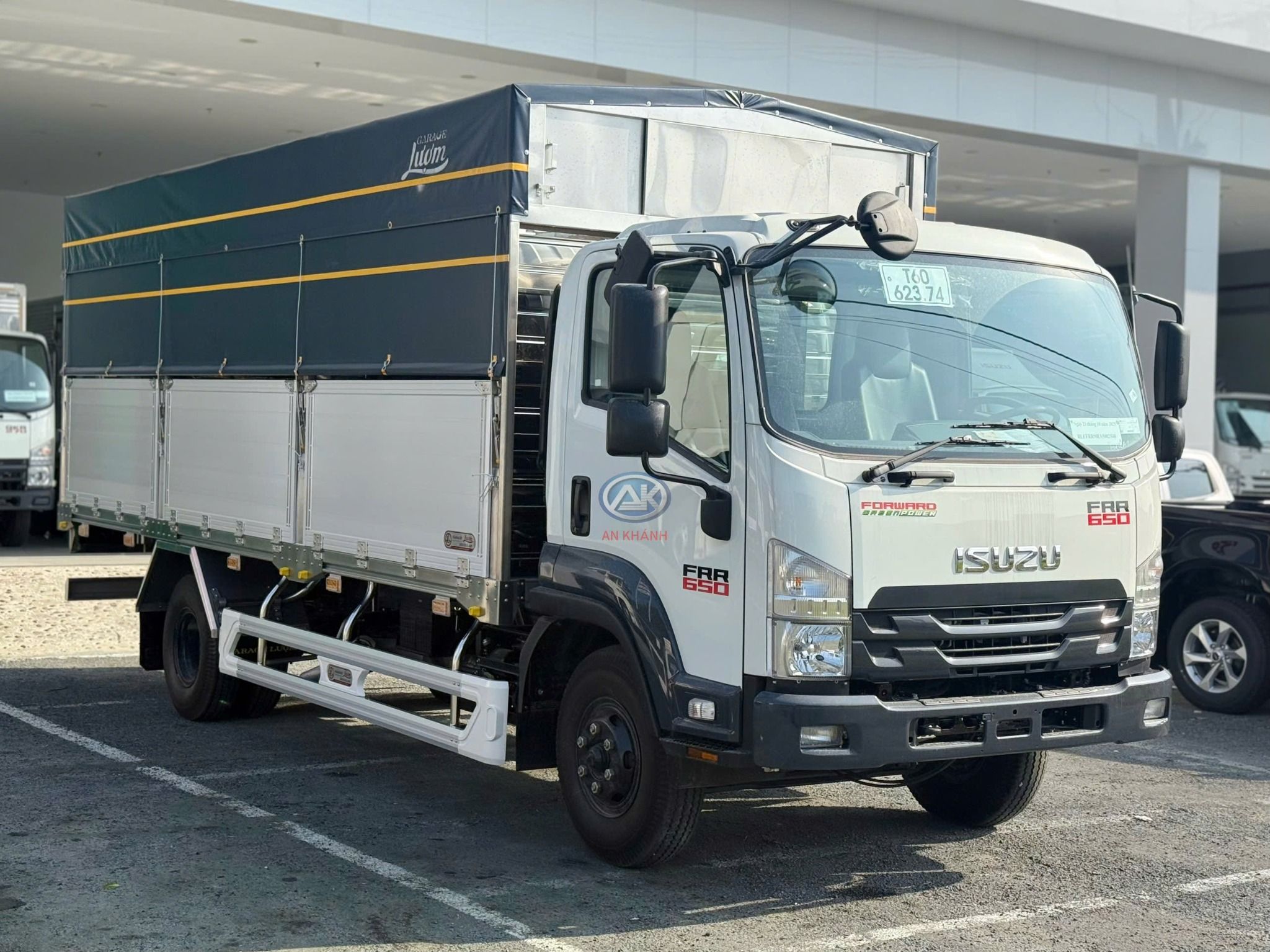  Isuzu FRR 650 Euro 5 Thùng Bạt Bửng Nhôm Garage Lượm Dài 5m8 