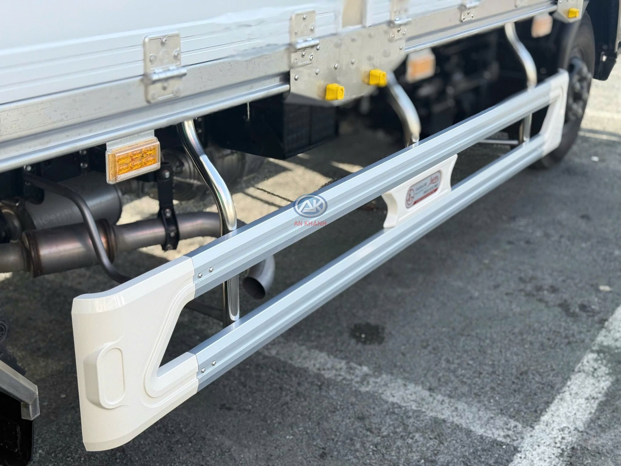  Isuzu FRR 650 Euro 5 Thùng Bạt Bửng Nhôm Garage Lượm Dài 5m8 