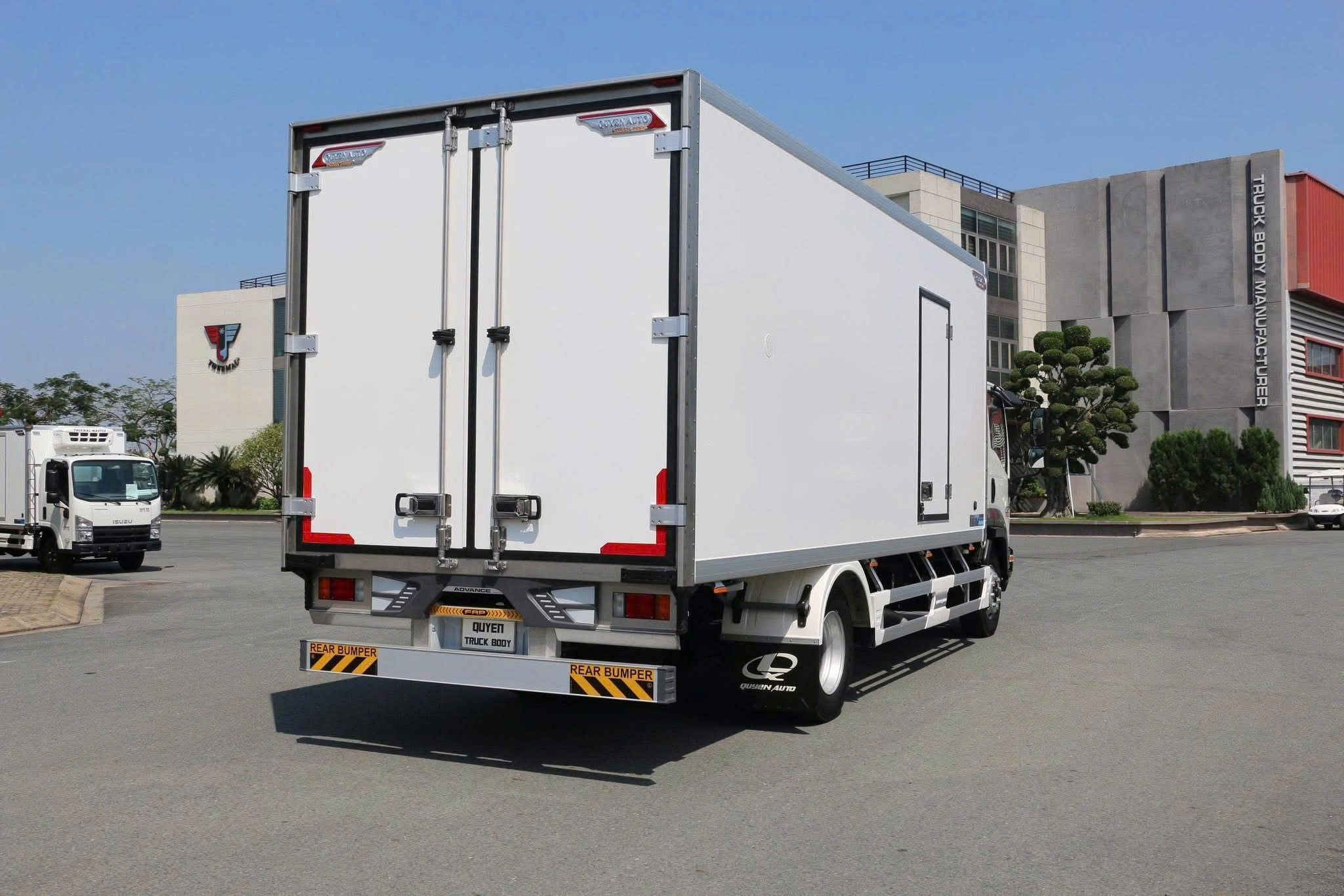  Isuzu FSR 700 Cabin Kép Thùng Đông Lạnh Quyền Auto 