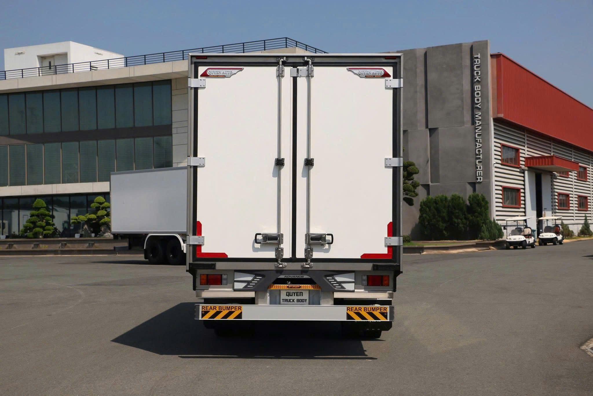  Isuzu FSR 700 Cabin Kép Thùng Đông Lạnh Quyền Auto 