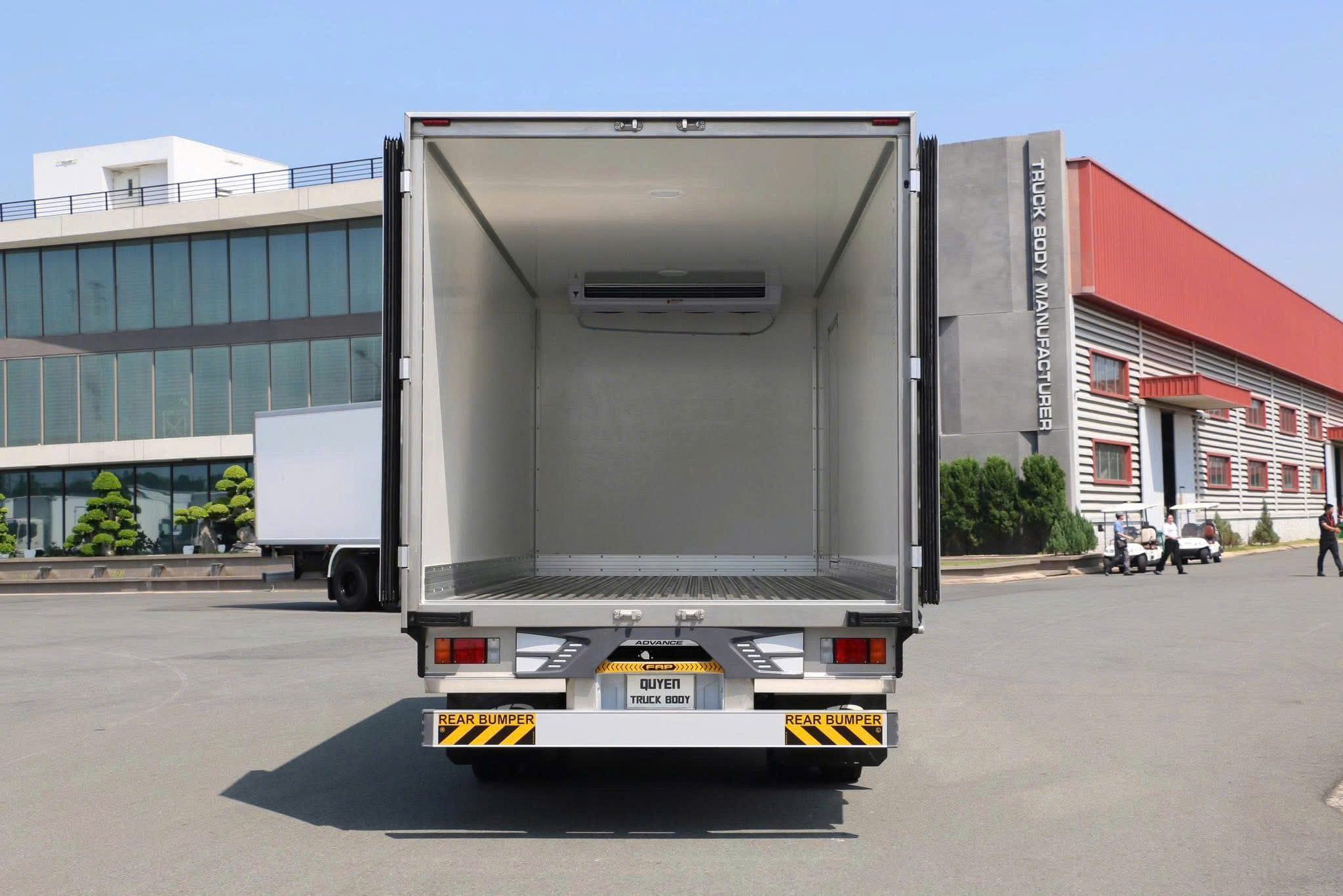  Isuzu FSR 700 Cabin Kép Thùng Đông Lạnh Quyền Auto 