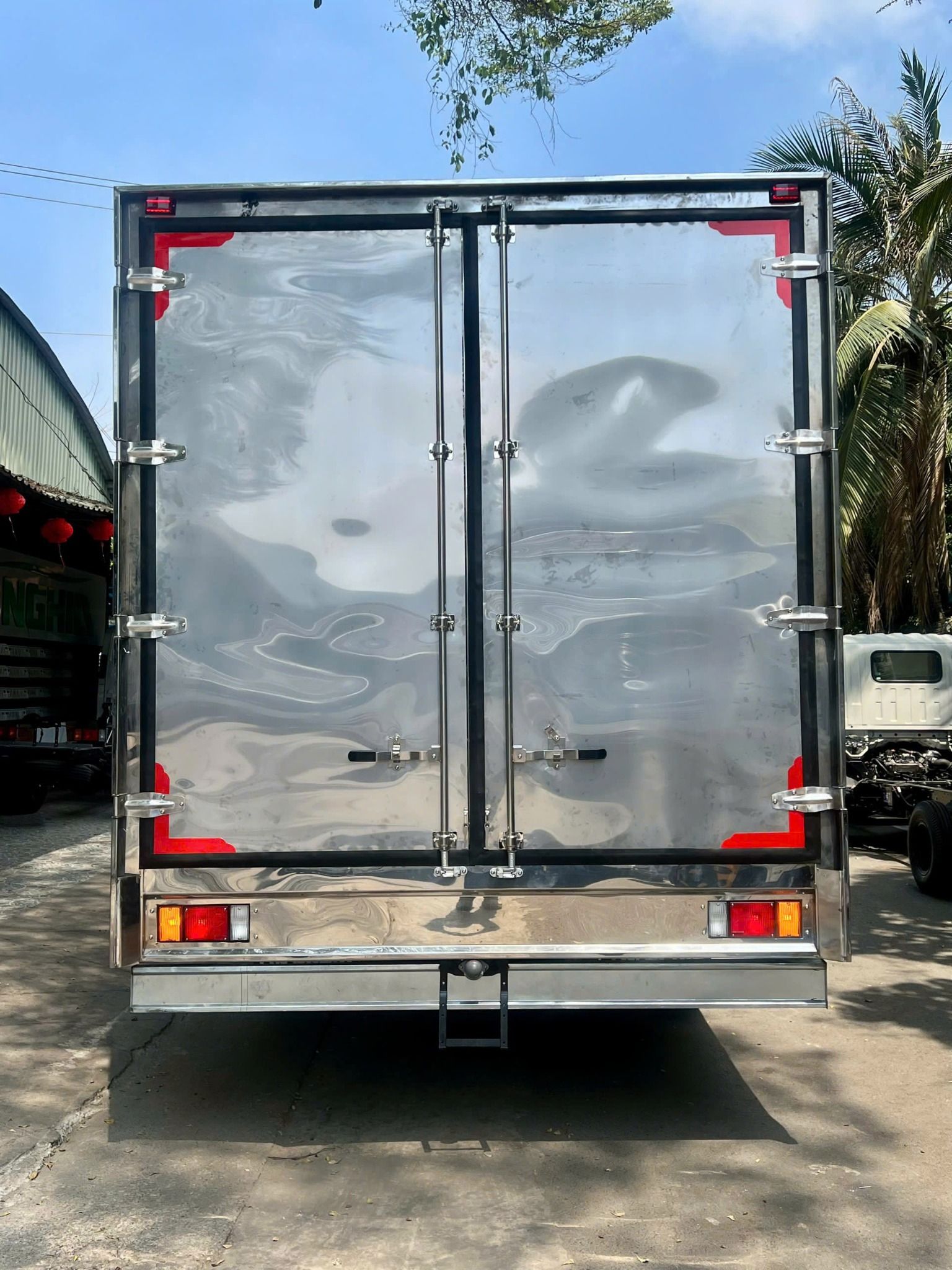  Isuzu FSR700 Cabin Kép Thùng Kín Tiêu Chuẩn 8 Tấn 