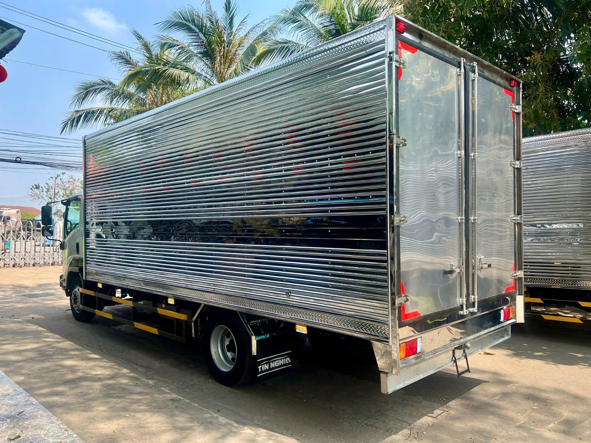  Isuzu FSR700 Cabin Kép Thùng Kín Tiêu Chuẩn 8 Tấn 