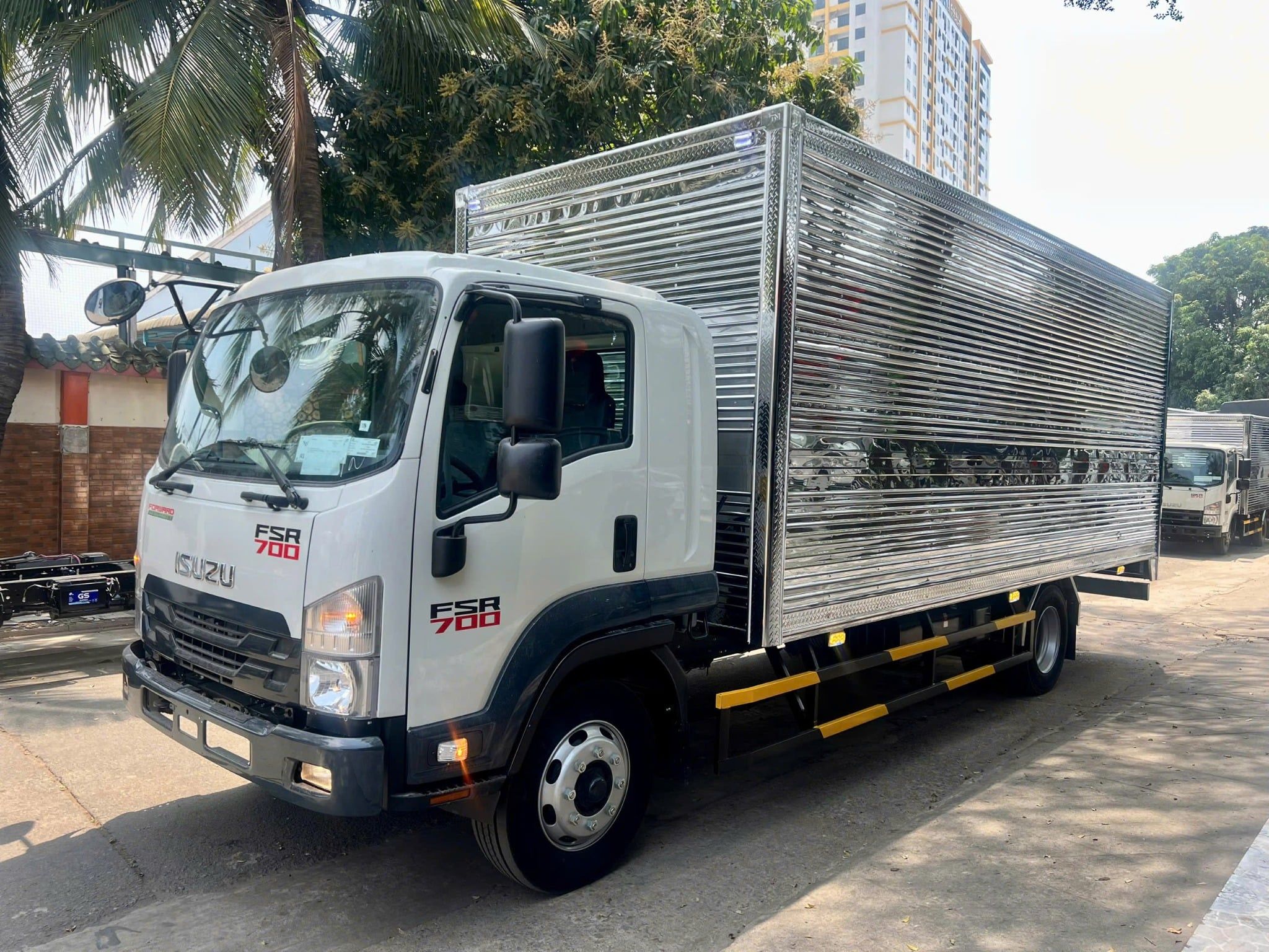  Isuzu FSR700 Cabin Kép Thùng Kín Tiêu Chuẩn 8 Tấn 