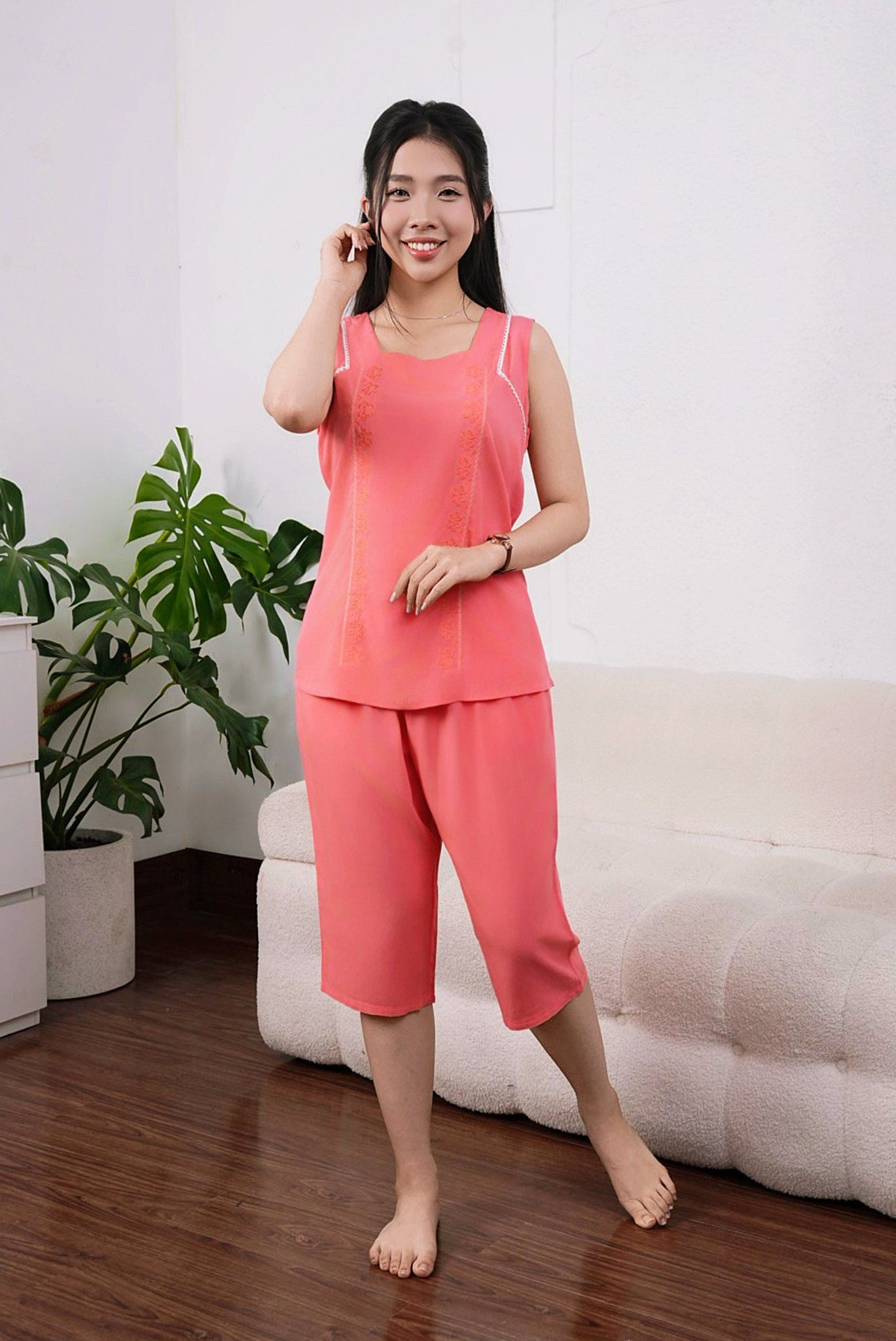 Q44128020 - Đồ bộ mặc nhà bộ lửng RAYON màu thêu, cổ chữ U