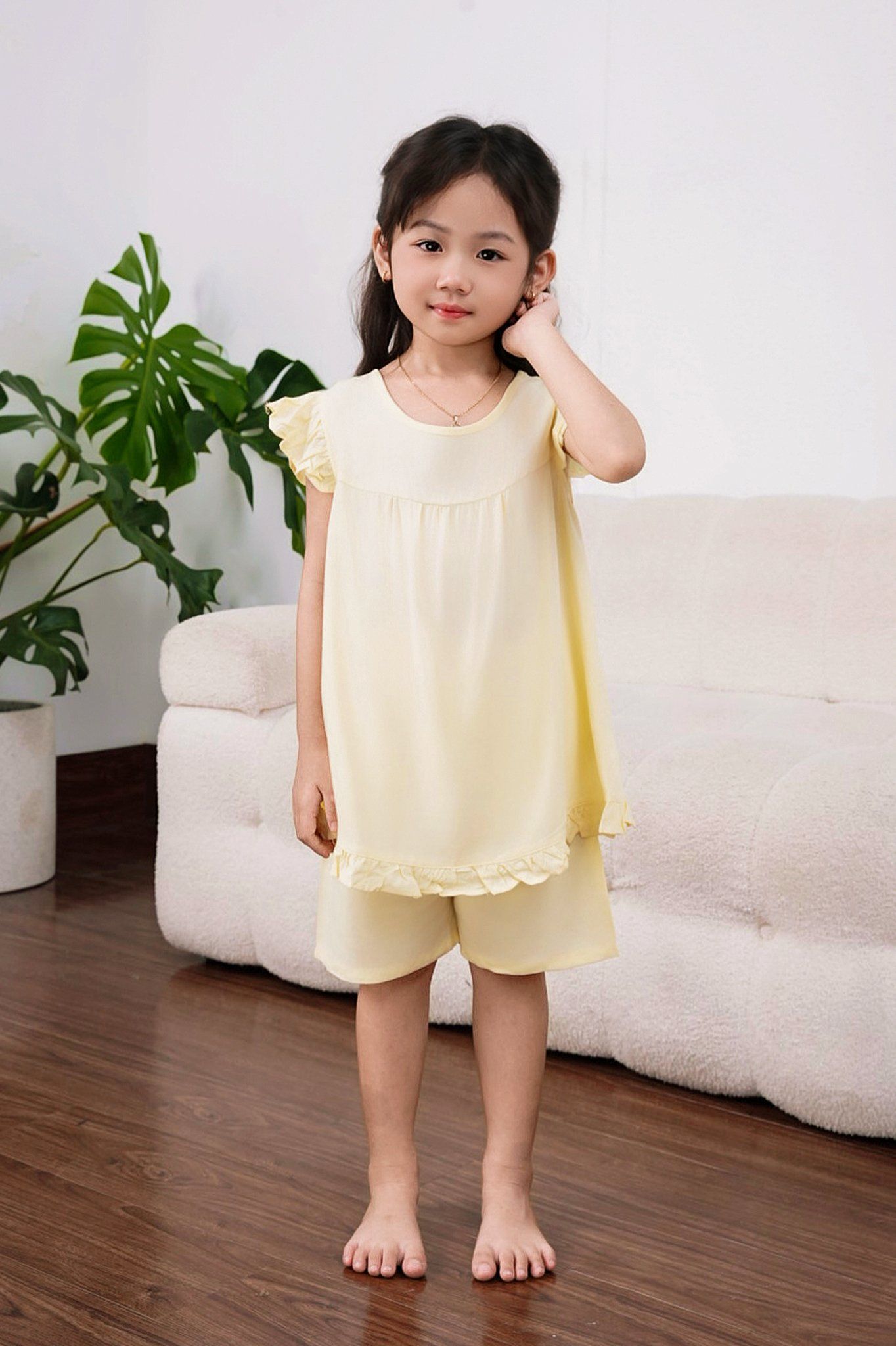 Q24112401- bộ ngắn rayon màu, bé gái cổ tròn, đơn sắc, tay cánh tiên