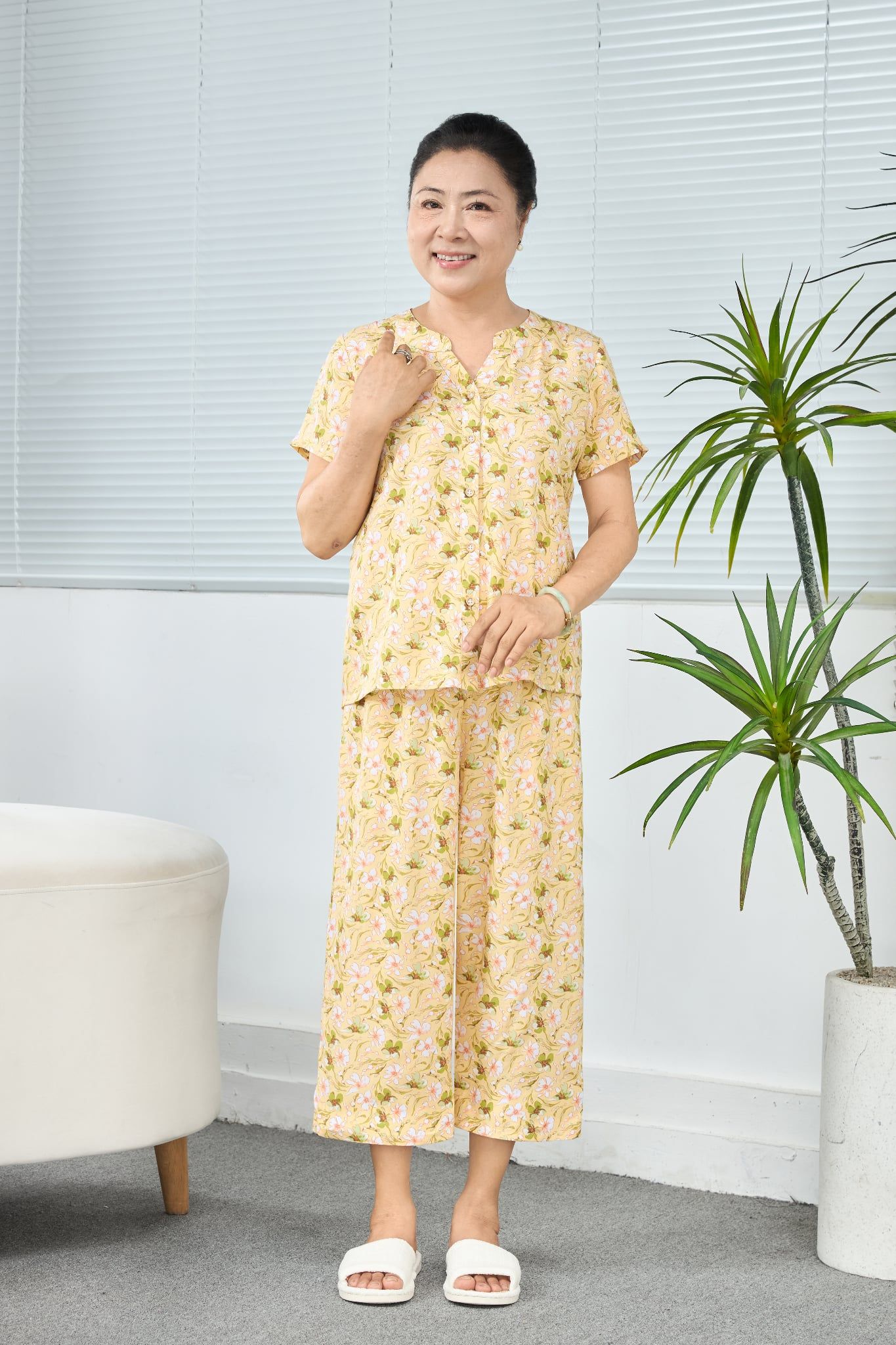 A481142508 - Bộ Lanh Lỡ Mặc Nhà Cổ Tròn Xẻ V Thoáng Mát Cho Mẹ